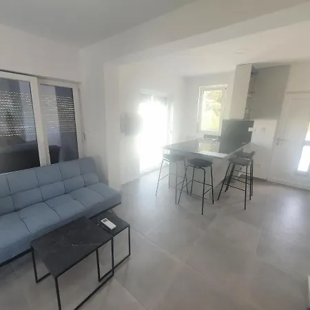 Palace Deluxe * Τρογκίρ