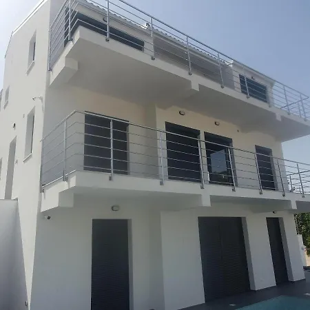 Palace Deluxe Τρογκίρ