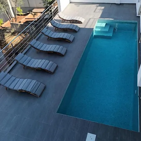 Palace Deluxe Τρογκίρ